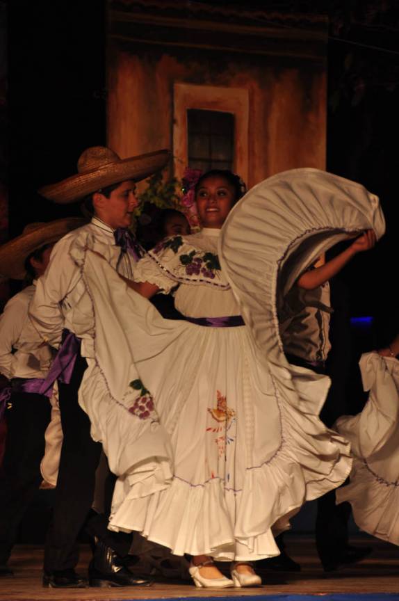 Apresentação de danças e trajes típicos durante festa em praça de Mérida, a capital do Yucatán, no México